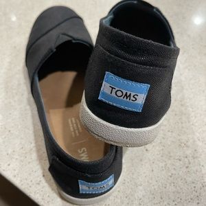 TOMS flat women’s black shoes size 9